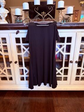 Classic Black Midi Swing Dress with Short Sleeves